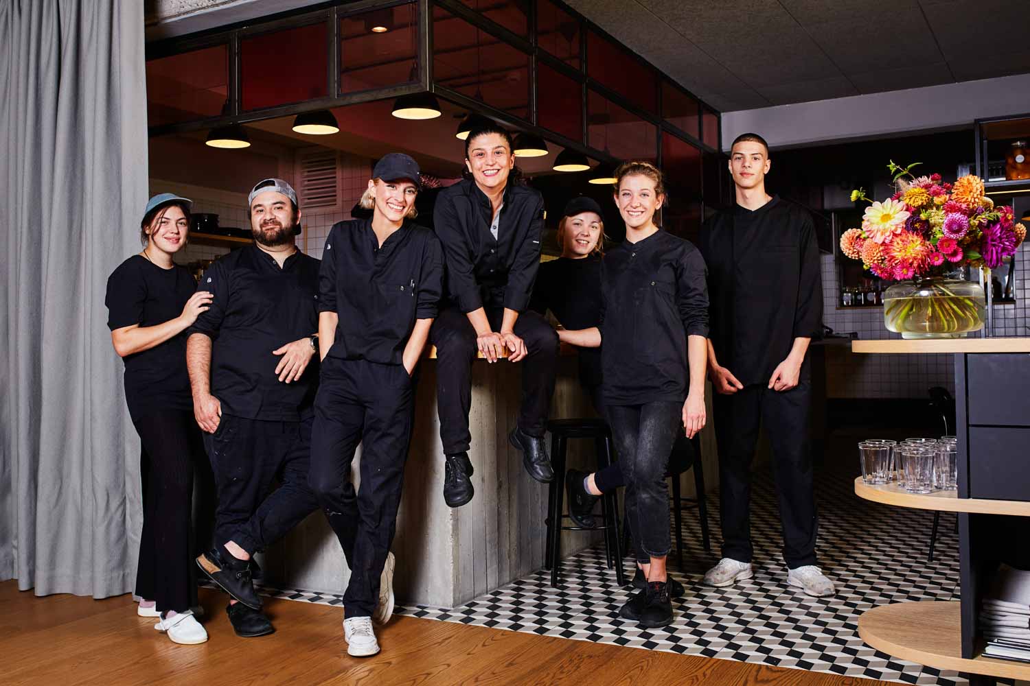 Gruppenporatrit der Starköchin Parvin Razavi und ihrem Team vom Restaurant und Flora.